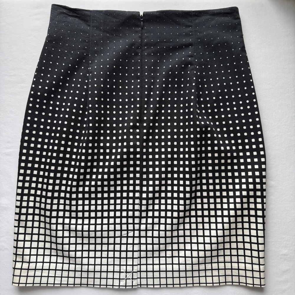 Worthington Pencil Skirt Geometric Print Back Zip Black‎ White Size 6P Minimal - Picture 2 of 10